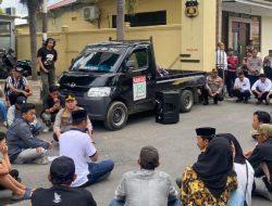 Aksi Humanis Kapolres Bulukumba AKBP Restu, Temui Peserta Aksi Sambil Duduk di Aspal