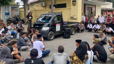 Aksi Humanis Kapolres Bulukumba AKBP Restu, Temui Peserta Aksi Sambil Duduk di Aspal