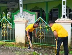 BAKSOS POLSEK KAJANG JELANG HARI BHAYANGKARA KE-80, PERSONEL LAKUKAN AKSI BERSIH-BERSIH TEMPAT IBADAH